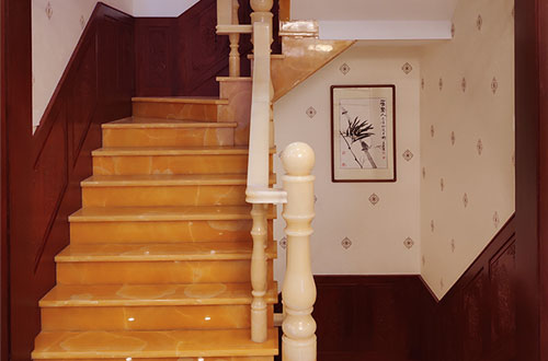 张掖中式别墅室内汉白玉石楼梯的定制安装装饰效果