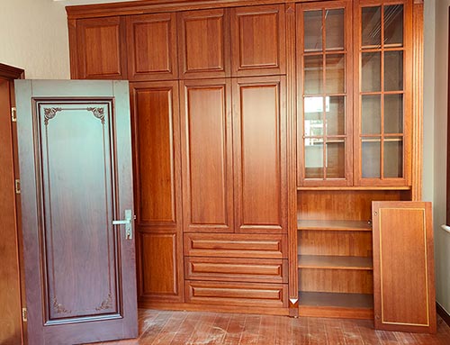 张掖中式家庭装修里定制的实木衣柜效果图